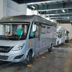 Camping-cars alignés sur un ferry, prêts pour la traversée. Le prix du ferry Corse pour camping-car est une étape clé pour les vacanciers.
