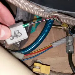 Maintenant, je comprends le prix de l'entretien du chauffage Truma de mon camping-car. Câblage et tuyauterie visibles.