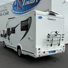 Camping-car Chausson 628 EB blanc, vu de l'arrière, avec porte-vélos. Idéal pour un avis camping-car.
