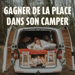 Aménagement astucieux pour gagner de la place dans son camping-car. Une femme se repose dans un lit douillet, entourée de solutions de rangement ingénieuses.