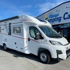 Camping-car Pilote P720 blanc, prêt pour l'aventure. Fiche technique disponible chez Aisne Camping Car.