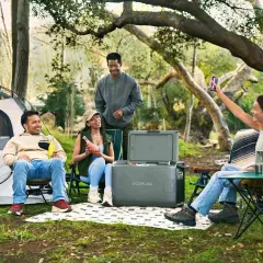 Amis profitant d'un camping chez l'habitant en France, avec tente, glacière et boissons.
