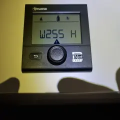 Écran de contrôle Truma affichant le code erreur W255H. Un triangle d'alerte est visible sous le code.
