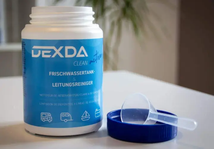 Produit DEXDA pour le nettoyage cuve eau propre camping car. Inclus une dosette.