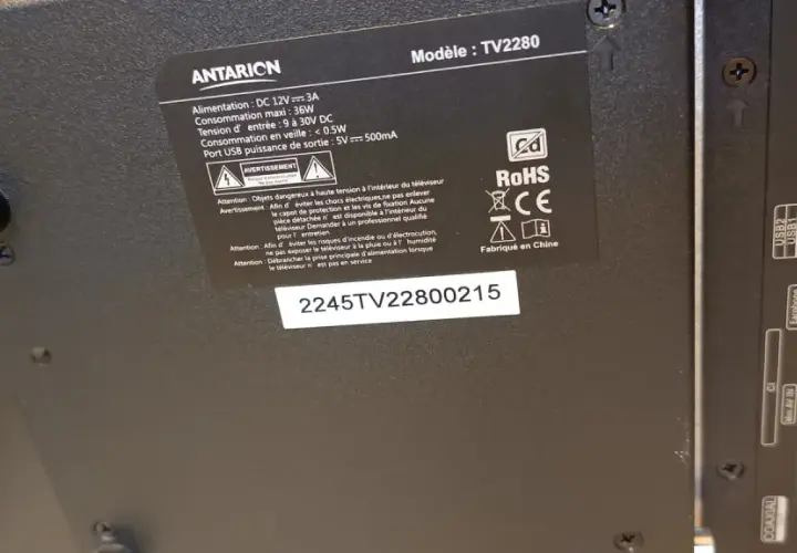Arrière d'une TV Antarion avec étiquette technique et ports de connexion.