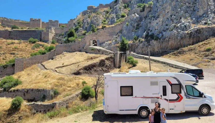 Une famille en camping-car devant une ancienne citadelle. Leur tour du monde camping car les mène vers des sites historiques incroyables.