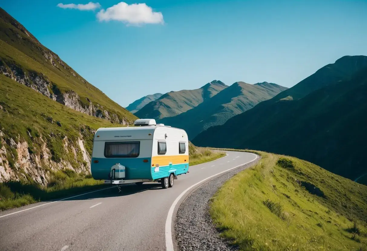 Une caravane colorée suit un itinéraire sinueux à travers des montagnes verdoyantes sous un ciel bleu clair.