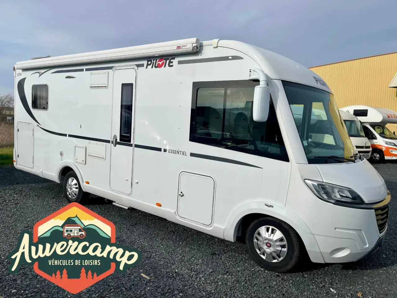 Camping-car Pilote G740 Essentiel blanc, prêt pour l'aventure. Découvrez sa fiche technique sur Auvercamp.