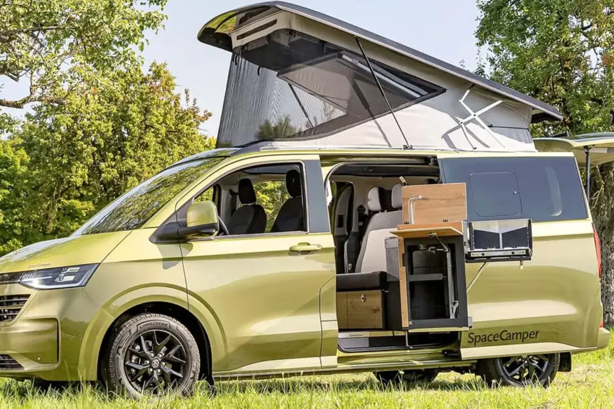 Camping-car vert avec toit relevable et cuisine extérieure. Innovations transports camping car pour l'aventure.