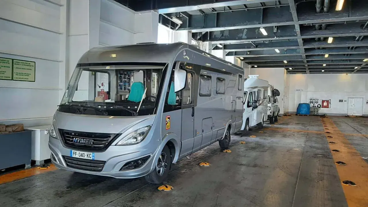 Camping-cars alignés sur un ferry, prêts pour la traversée. Le prix du ferry Corse pour camping-car est une étape clé pour les vacanciers.