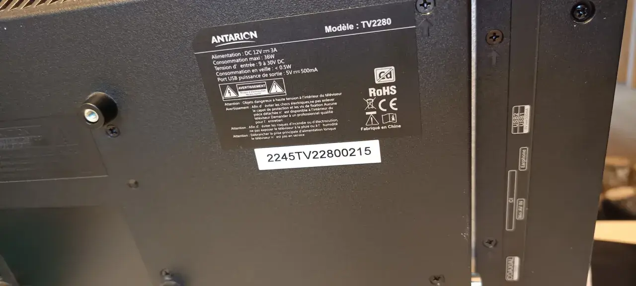 Arrière d'une TV Antarion avec étiquette technique et ports de connexion.