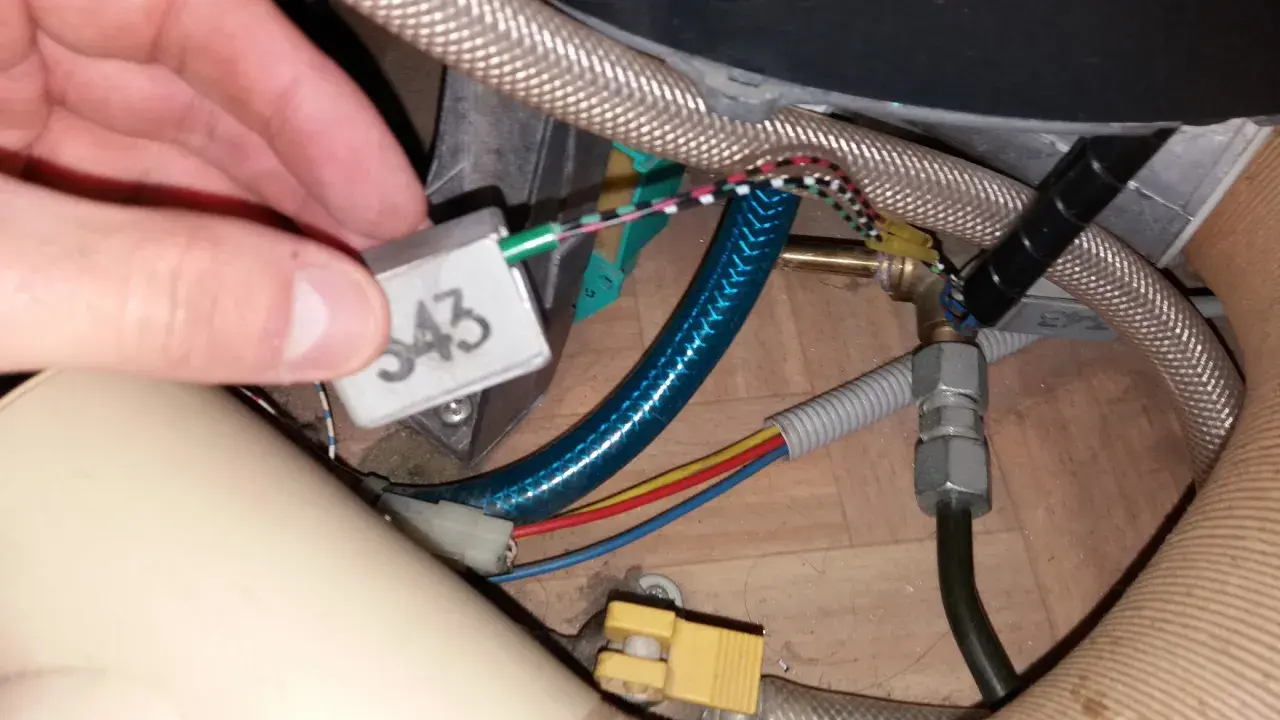 Maintenant, je comprends le prix de l'entretien du chauffage Truma de mon camping-car. Câblage et tuyauterie visibles.