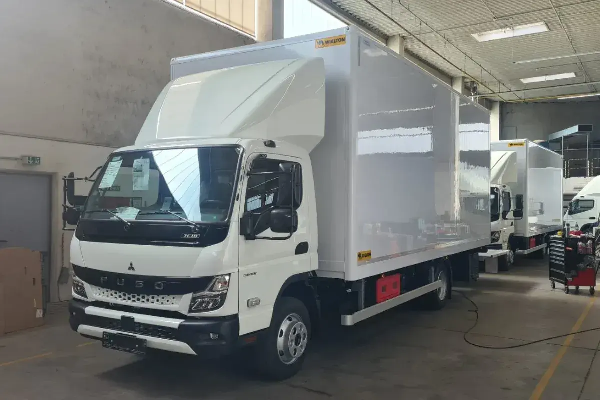 Un Fuso Canter 4x4 blanc, prêt pour l'aventure, avec sa caisse isolée Wielton.