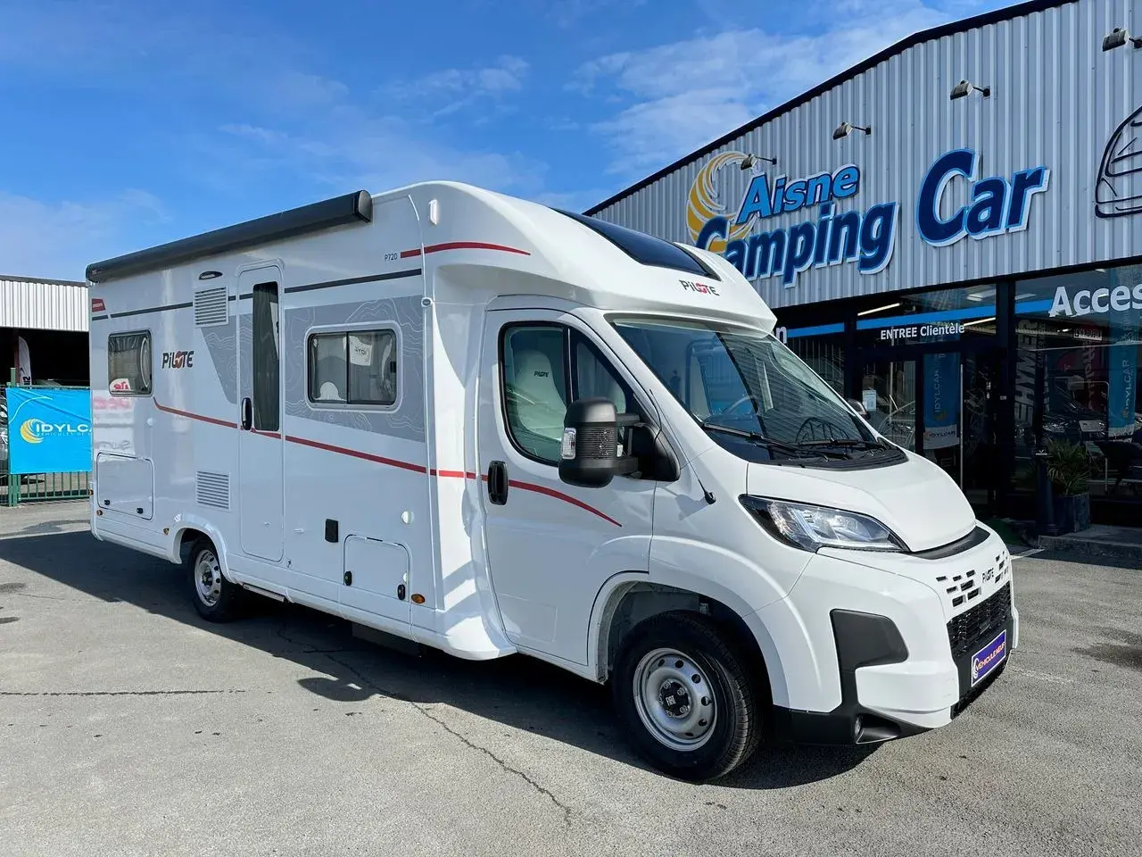 Camping-car Pilote P720 blanc, prêt pour l'aventure. Fiche technique disponible chez Aisne Camping Car.
