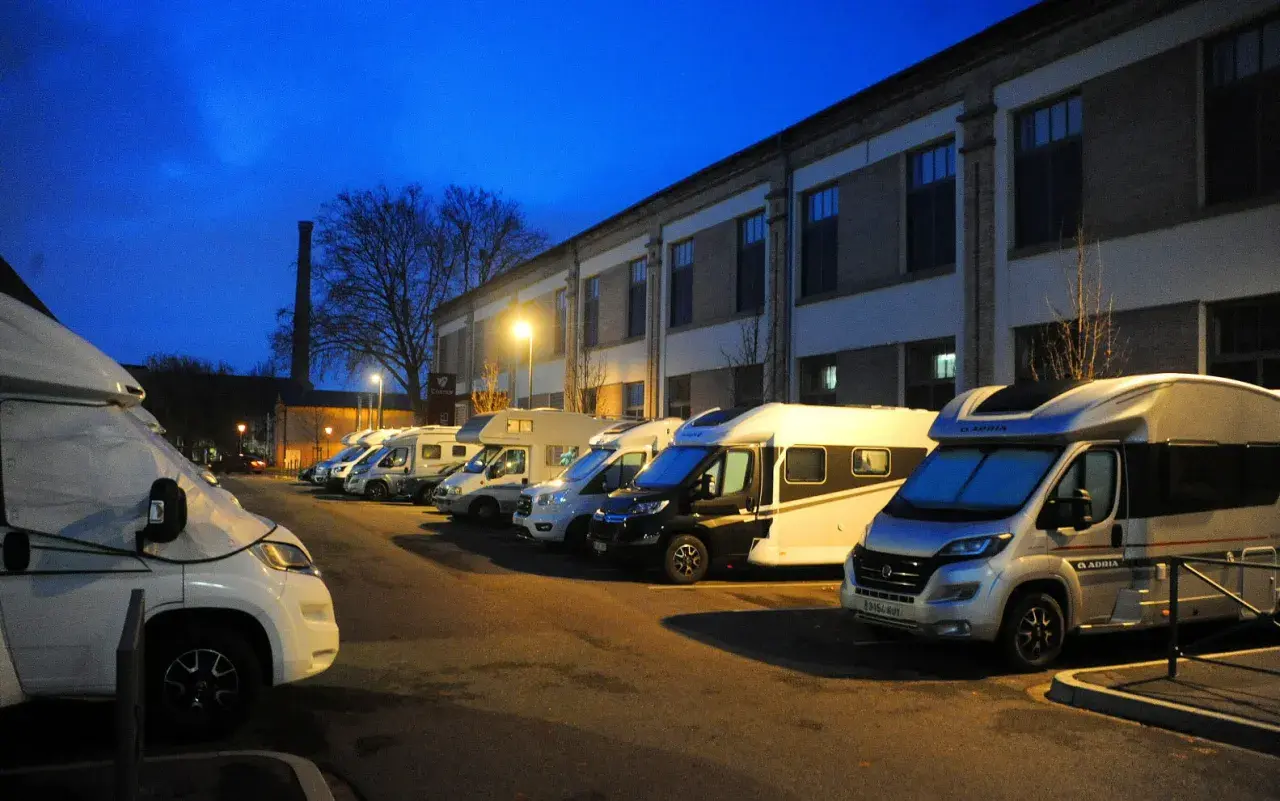 Aire camping-car Strasbourg marché de Noël : plusieurs camping-cars stationnés le soir, prêts pour la visite des marchés de Noël.