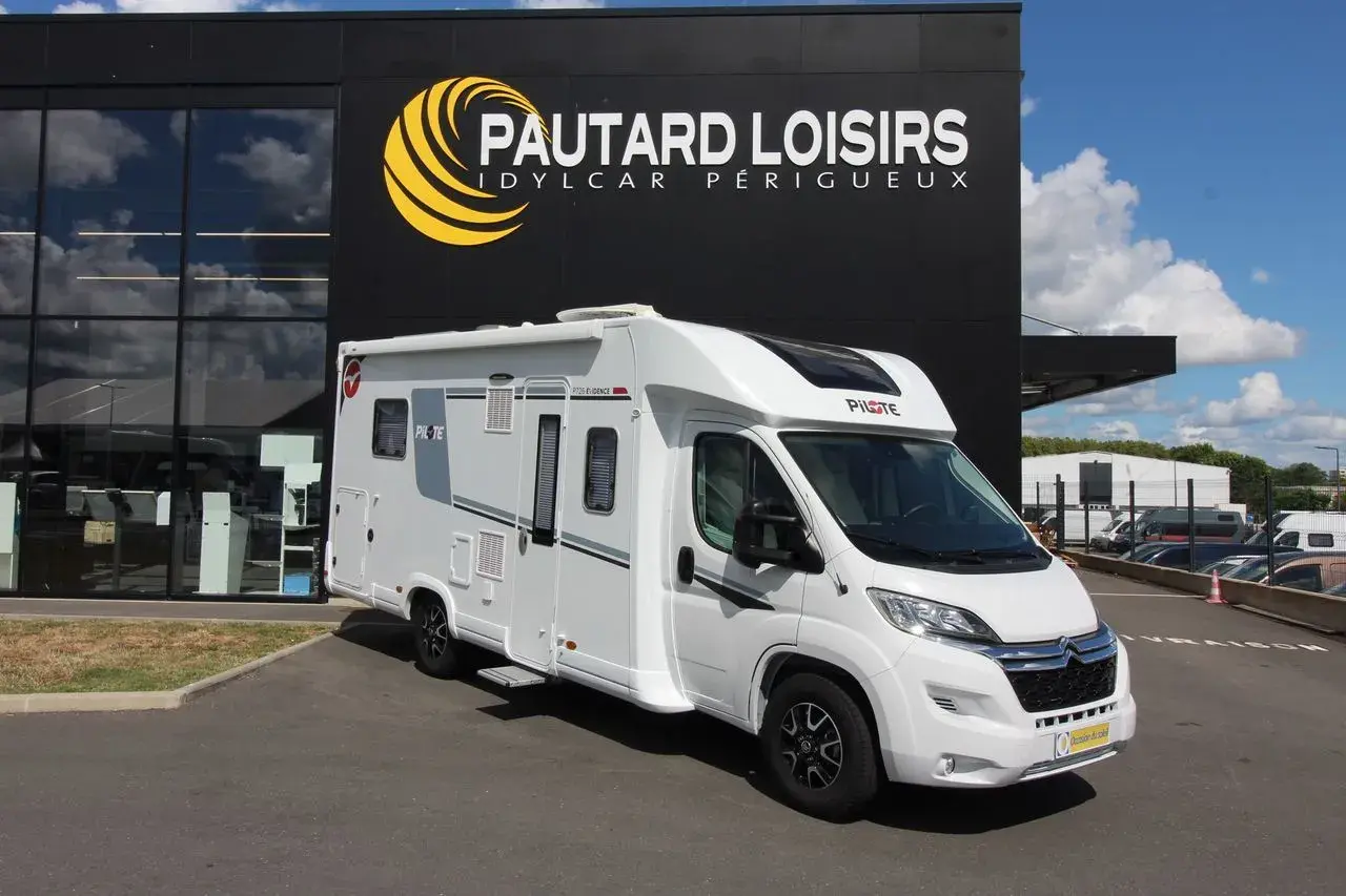 Camping-car Pilote P726 FC Evidence, prêt pour l'aventure. Avis et essai disponibles.