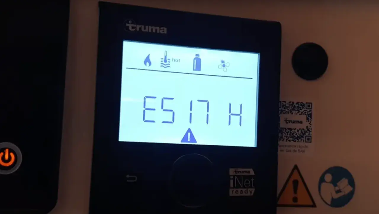 Écran Truma affichant le code erreur E517H. Une liste de codes erreur Truma peut aider à diagnostiquer le problème.
