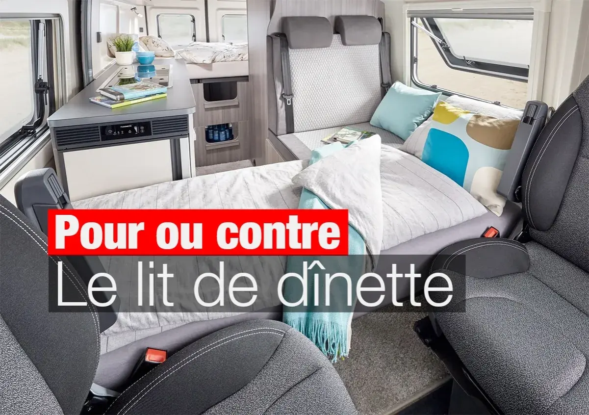 Aménagement intérieur d'un camping-car avec un lit de dînette transformé, prêt pour le repos.