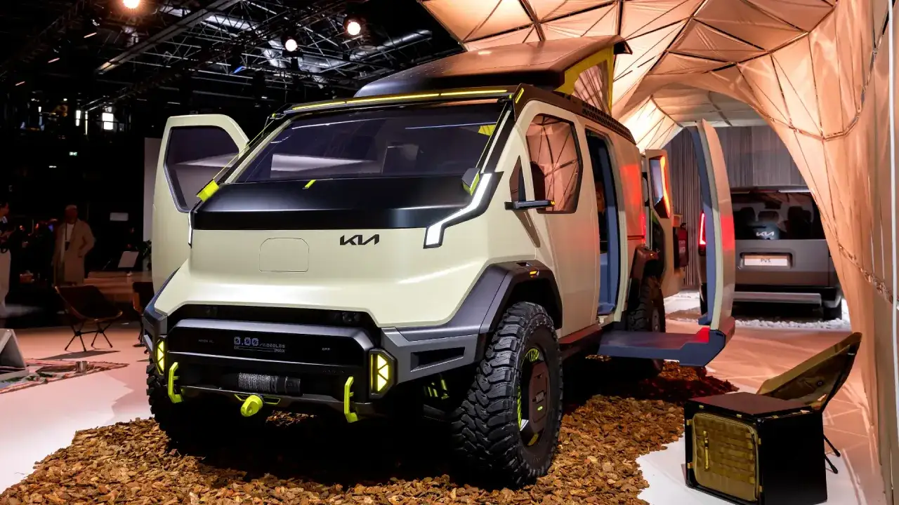 Concept de van aménagé électrique, prêt pour l'aventure avec ses portes ouvertes et son design futuriste.