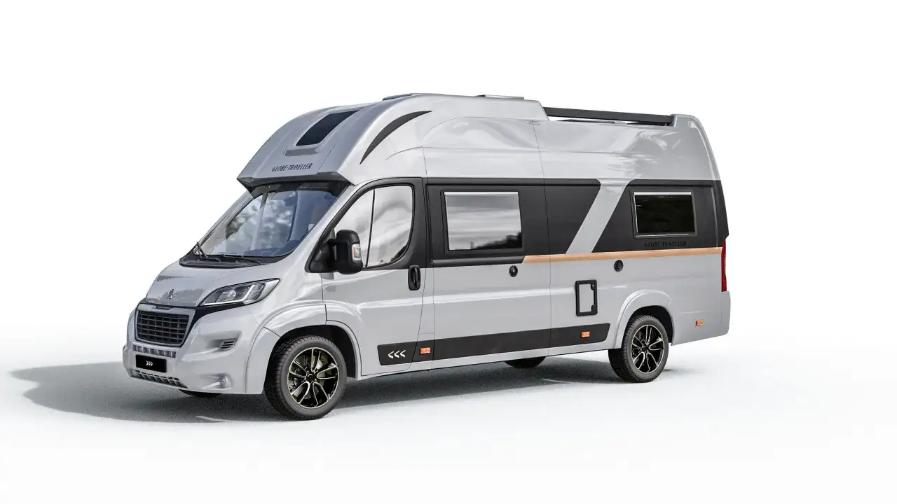 Ce fourgon Globe-Traveller argenté, prêt pour l'aventure, arbore un design moderne avec des accents noirs et bois.