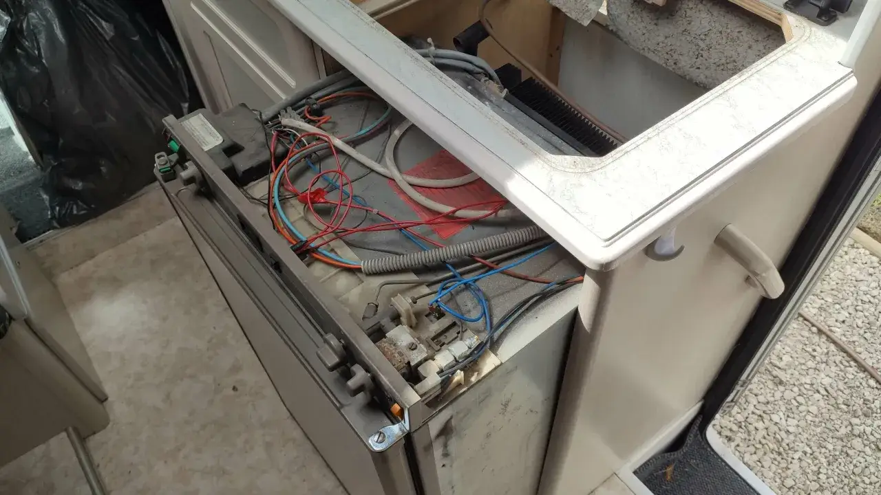 R&eacute;paration du frigo camping-car 12v 220v gaz Dometic. Panne de froid, c&acirc;blage apparent.