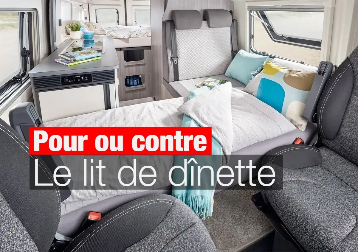 Am&eacute;nagement int&eacute;rieur d'un camping-car avec un lit de dinette transform&eacute;, pr&ecirc;t pour le repos.