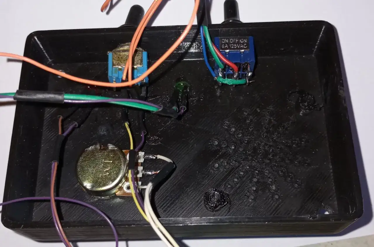 Bo&icirc;tier noir avec potentiom&egrave;tre et interrupteurs, c&acirc;blage visible. Peut-&ecirc;tre li&eacute; &agrave; un code erreur Truma W255H.