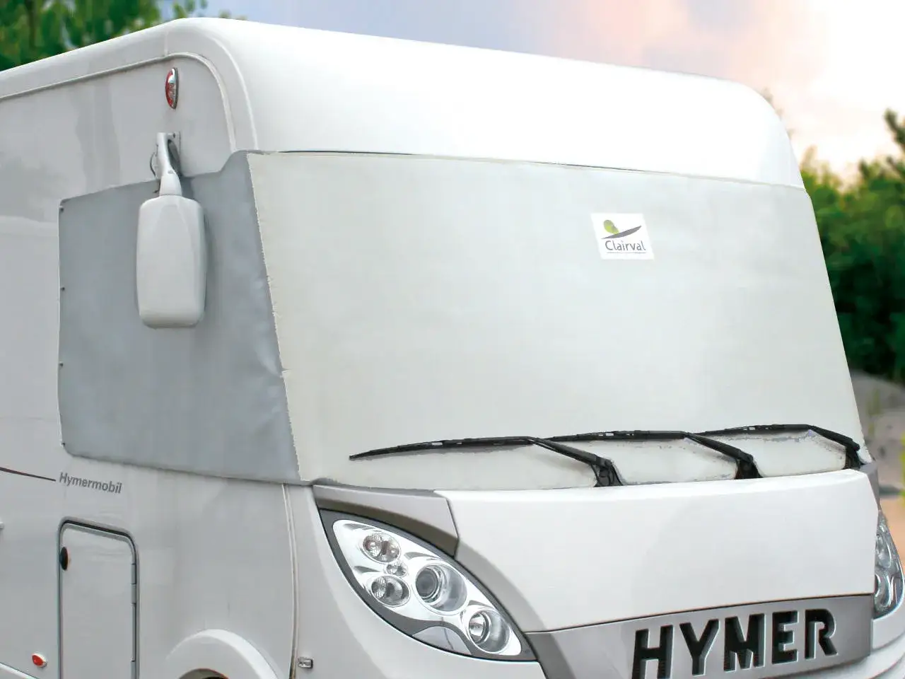 Le camping-car Hymer est prot&eacute;g&eacute; par une housse isolante Clairval, id&eacute;ale pour savoir quel est le camping-car le mieux isol&eacute;.