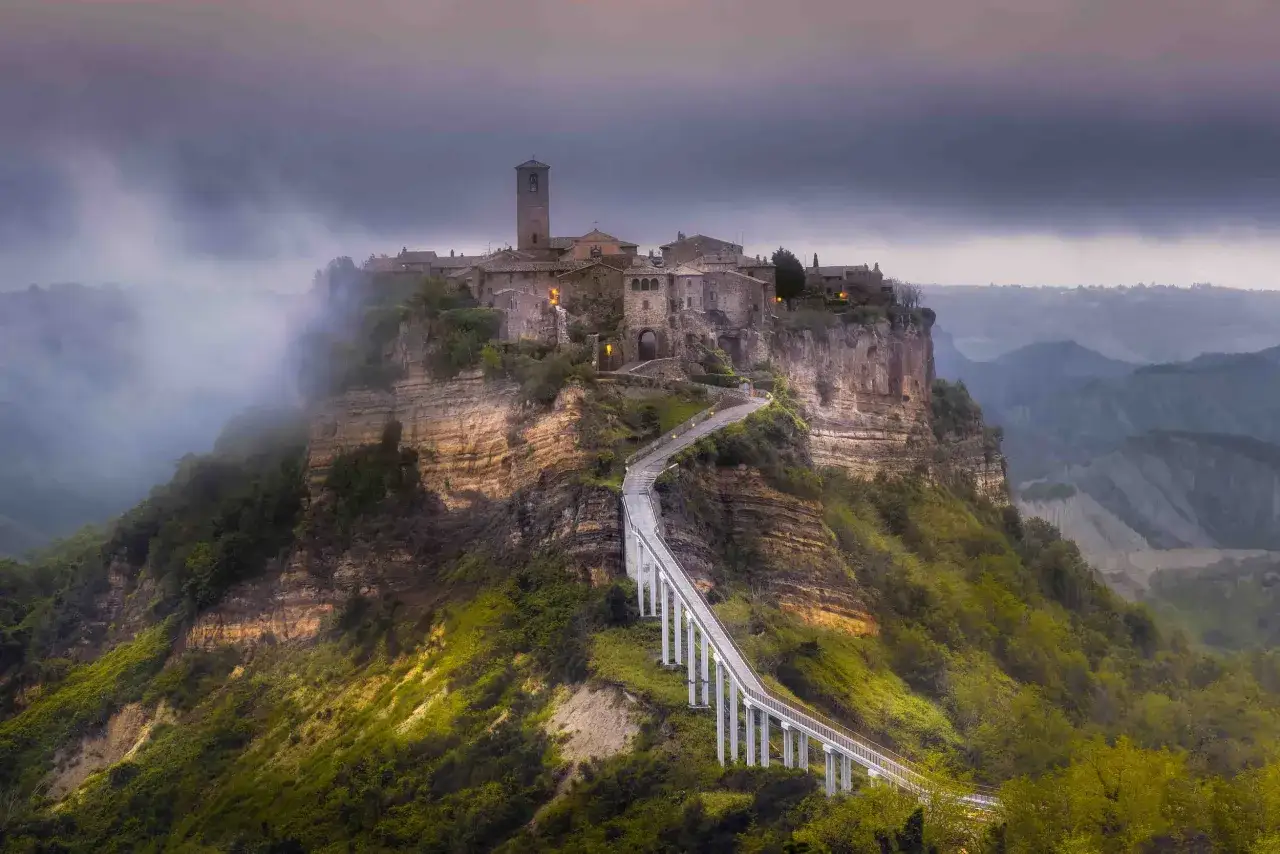 Un village perch&eacute; sur une falaise, accessible par un pont spectaculaire. Un r&ecirc;ve pour un tour de l'Italie en van.