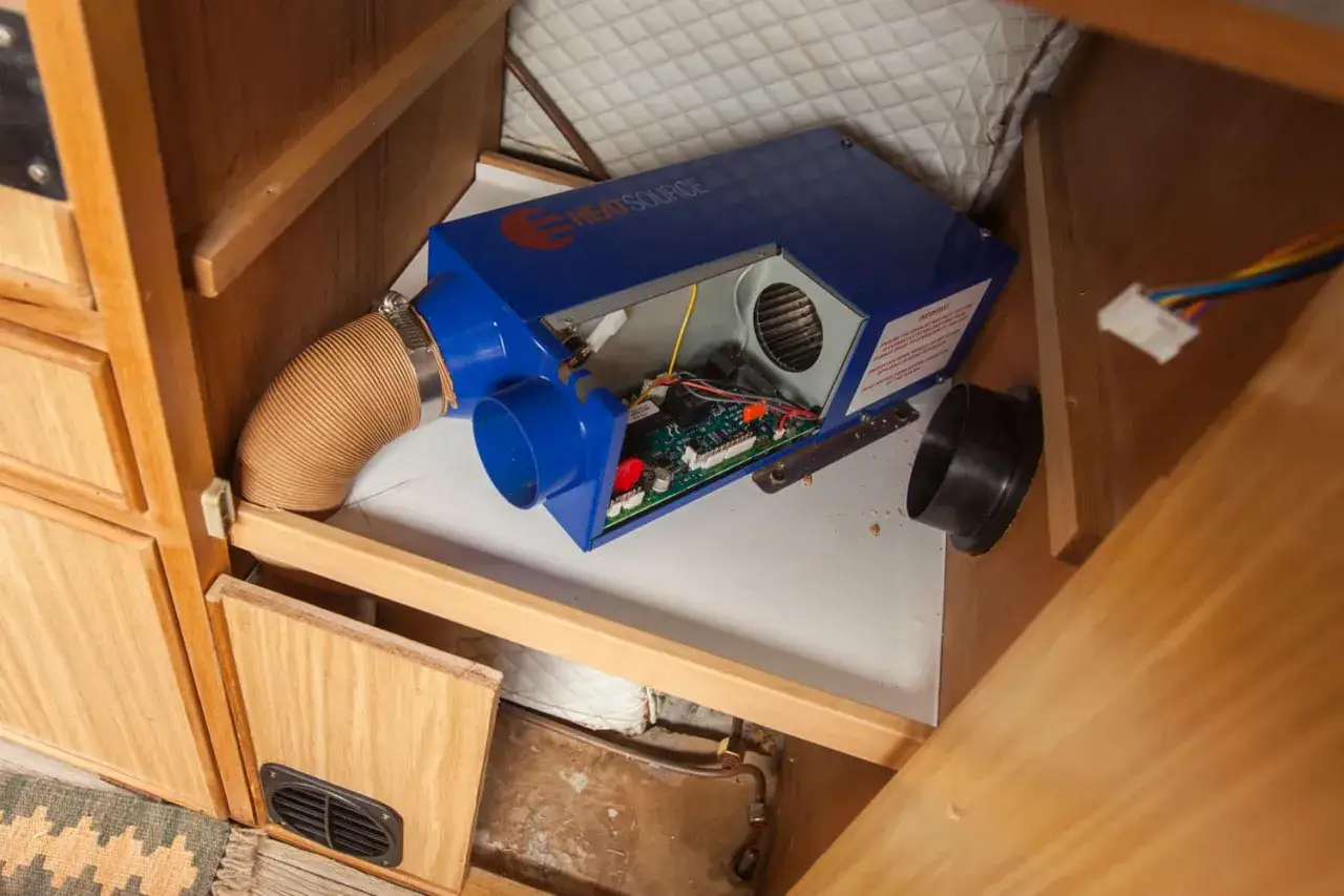 Le chauffage gaz camping-car, ouvert, r&eacute;v&egrave;le son circuit imprim&eacute;. Attention au danger potentiel de ce syst&egrave;me.