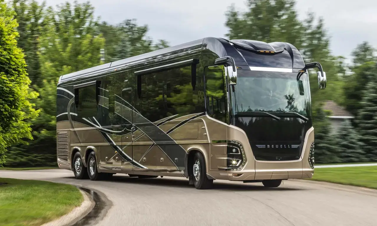 Un luxueux camping-car de 9m, aux lignes modernes et &eacute;l&eacute;gantes, file sur une route bord&eacute;e d'arbres.